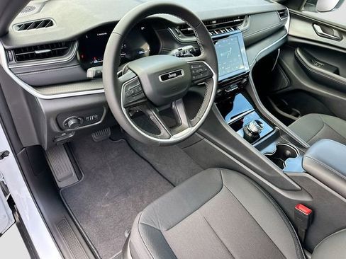 New 2025 Jeep Grand Cherokee L Laredo image 6