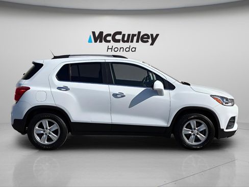 Used 2018 Chevrolet Trax LT w/ LT Convenience Package FWD image 2