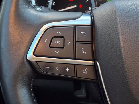 Used 2021 Toyota Highlander XLE AWD/4WD image 16