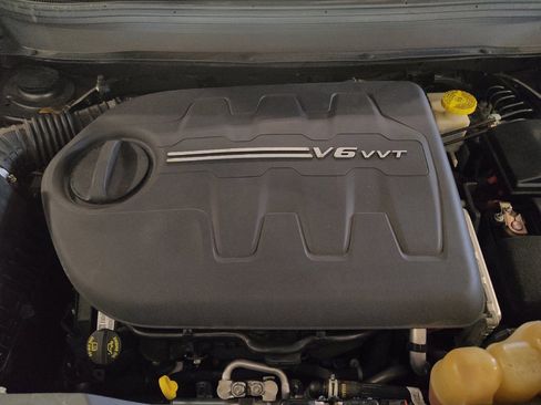 Used 2019 Jeep Cherokee Latitude Plus AWD/4WD image 30