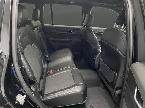 New 2025 Jeep Grand Cherokee Altitude image 33