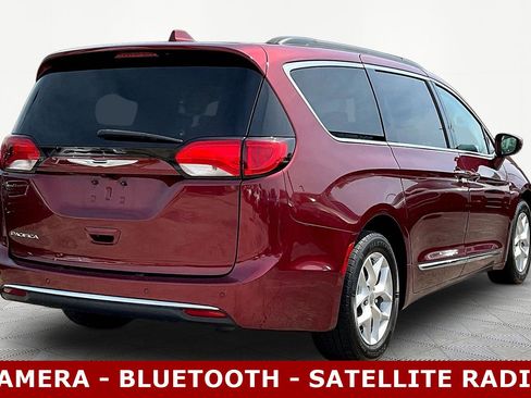 Used 2017 Chrysler Pacifica Touring-L w/ Tire & Wheel Group FWD image 6