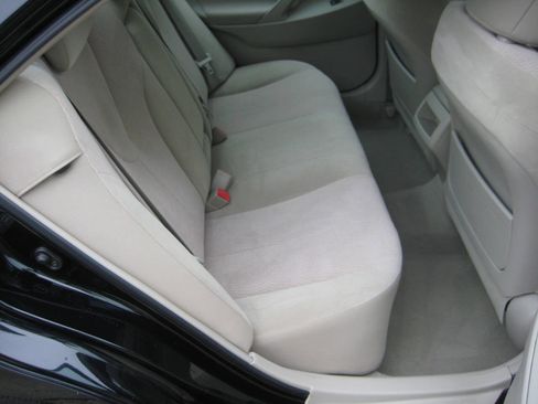 Used 2011 Toyota Camry LE image 16