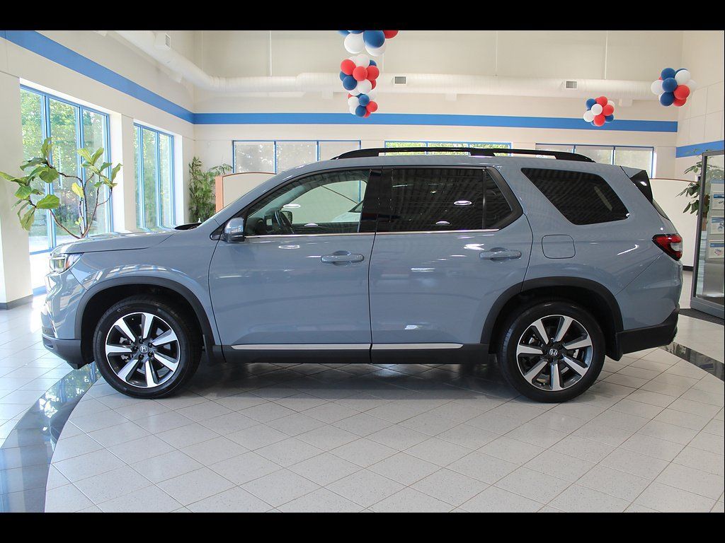 Certified 2025 Honda Pilot Touring image 8