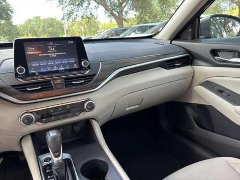 Used 2025 Nissan Altima 2.5 SV FWD image 35