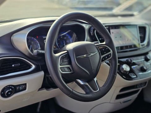 Used 2023 Chrysler Pacifica Touring-L image 15