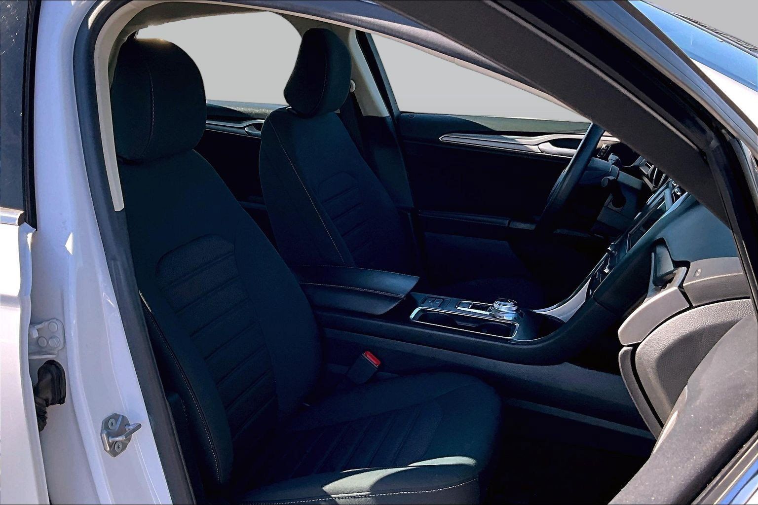 Used 2020 Ford Fusion SE FWD image 7