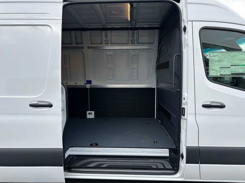Used 2024 Mercedes-Benz Sprinter 2500 image 12