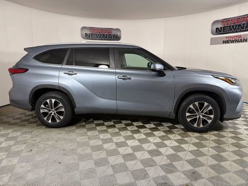 Used 2023 Toyota Highlander XLE FWD image 3