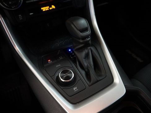 Used 2020 Toyota RAV4 LE image 7