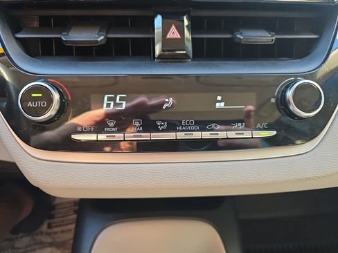 Used 2022 Toyota Corolla LE image 25