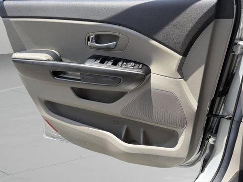 Used 2016 Kia Sedona LX w/ LX Convenience Package FWD image 19