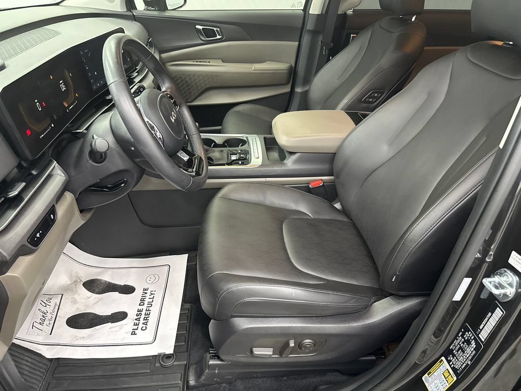 Used 2025 Kia Carnival EX FWD image 9