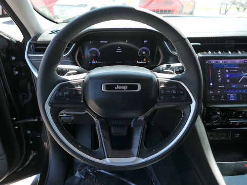 Used 2023 Jeep Grand Cherokee L Limited w/ Luxury Tech Group II RWD image 16