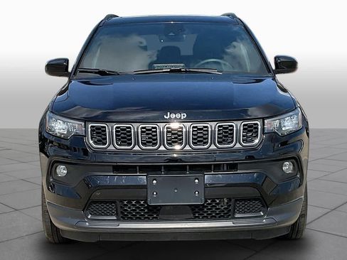 Used 2025 Jeep Compass Latitude w/ Sun & Sound Group AWD/4WD image 4