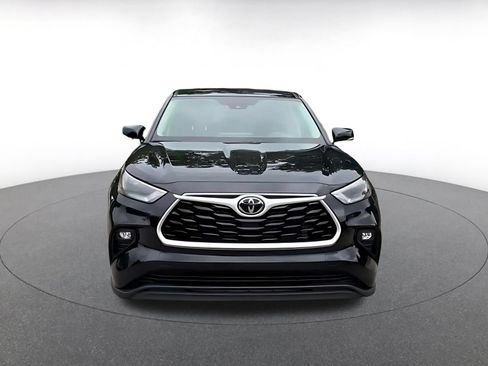 Used 2025 Toyota Highlander LE FWD image 4