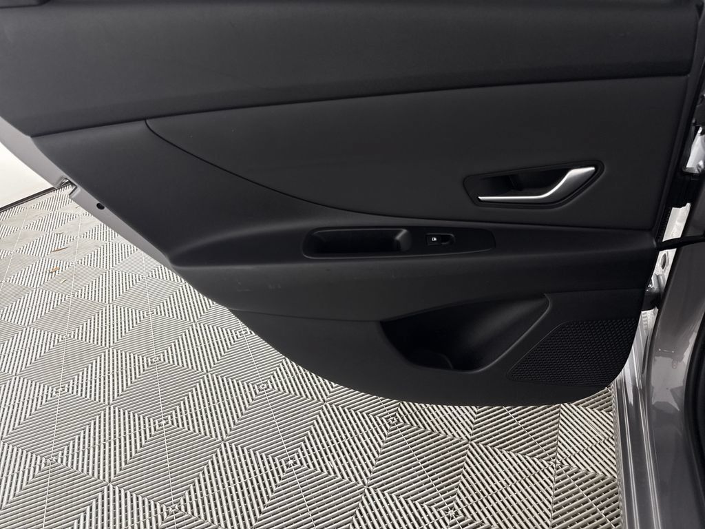 Certified 2025 Hyundai Elantra Limited FWD image 14