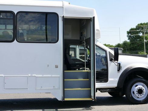 Used 2017 Ford F550 2WD Regular Cab Super Duty image 9