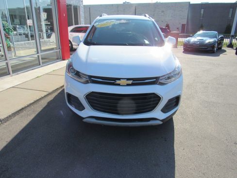 Used 2022 Chevrolet Trax LT w/ LT Convenience Package AWD/4WD image 3