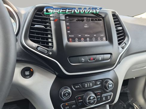 Used 2020 Jeep Cherokee Latitude Plus w/ Comfort/Convenience Group FWD image 16