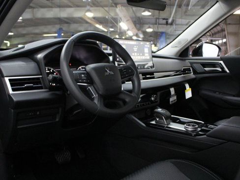 New 2026 Mitsubishi Outlander ES image 5