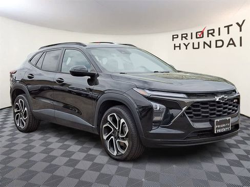 Used 2024 Chevrolet Trax RS w/ Sunroof Package image 3