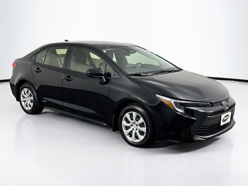 Used 2025 Toyota Corolla LE AWD/4WD image 2