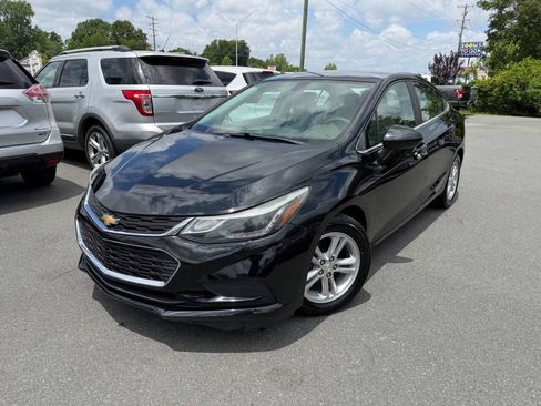 Used 2018 Chevrolet Cruze LT FWD image 1