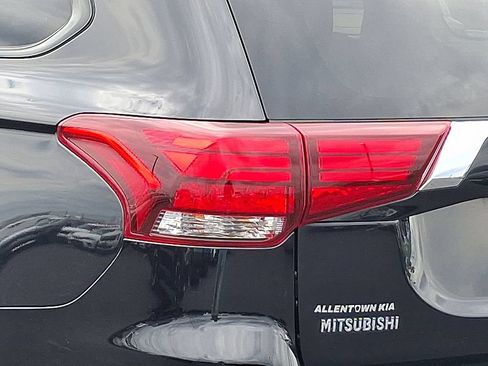 Used 2016 Mitsubishi Outlander AWD image 10