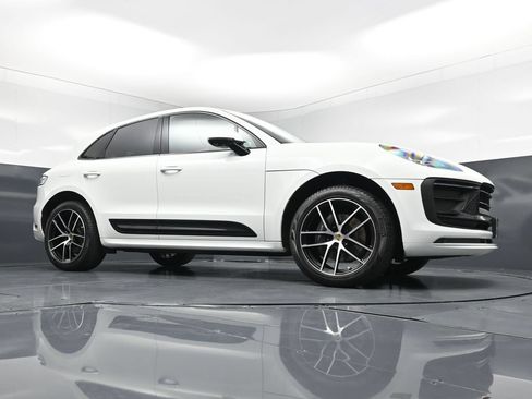 Certified 2025 Porsche Macan AWD/4WD image 27