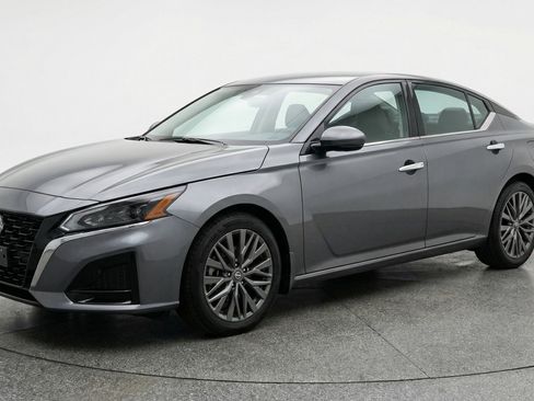 Used 2025 Nissan Altima 2.5 SV FWD image 3