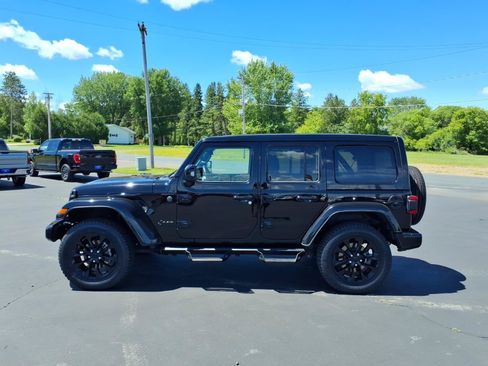 Used 2022 Jeep Wrangler Unlimited Sahara AWD/4WD image 2