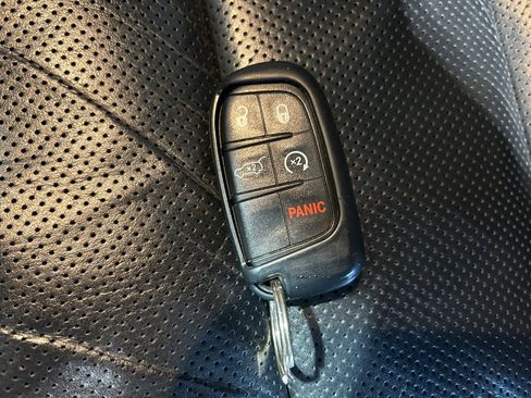 Used 2017 Jeep Grand Cherokee Overland w/ Jeep Active Safety Group image 33