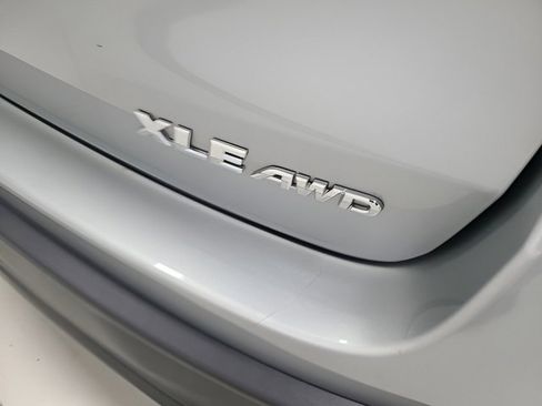 Used 2019 Toyota Highlander XLE AWD/4WD image 14