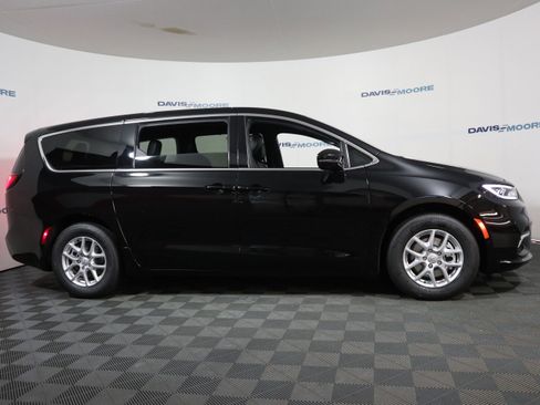 New 2026 Chrysler Pacifica Select image 4