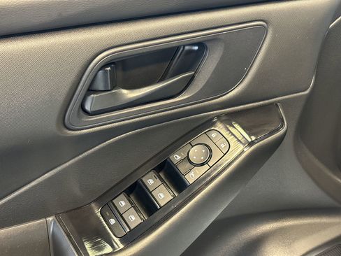 Used 2024 Nissan Rogue S image 13