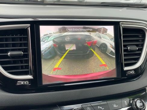 Used 2023 Chrysler Pacifica Touring-L image 23