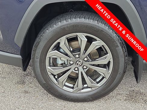 Used 2022 Toyota RAV4 XLE Premium AWD/4WD image 7