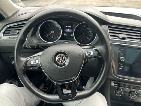 Used 2018 Volkswagen Tiguan SEL AWD/4WD image 16