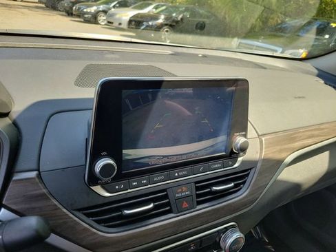 Used 2025 Nissan Altima 2.5 SV FWD image 18