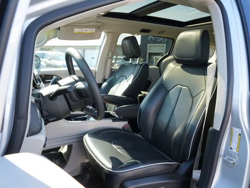 Used 2024 Chrysler Pacifica Limited FWD image 12