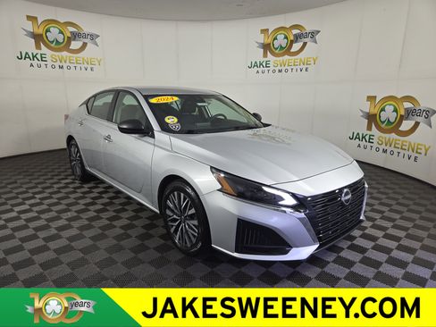 Used 2024 Nissan Altima 2.5 SV FWD image 1