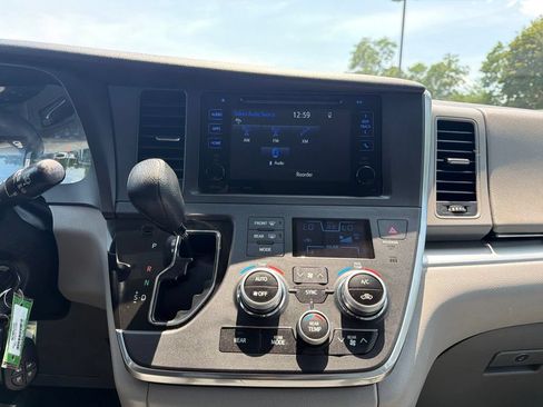 Used 2017 Toyota Sienna LE FWD image 23