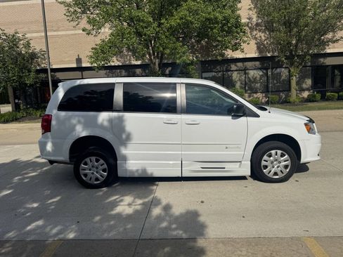 Used 2016 Dodge Grand Caravan SE w/ Quick Order Package 29E SE FWD image 8