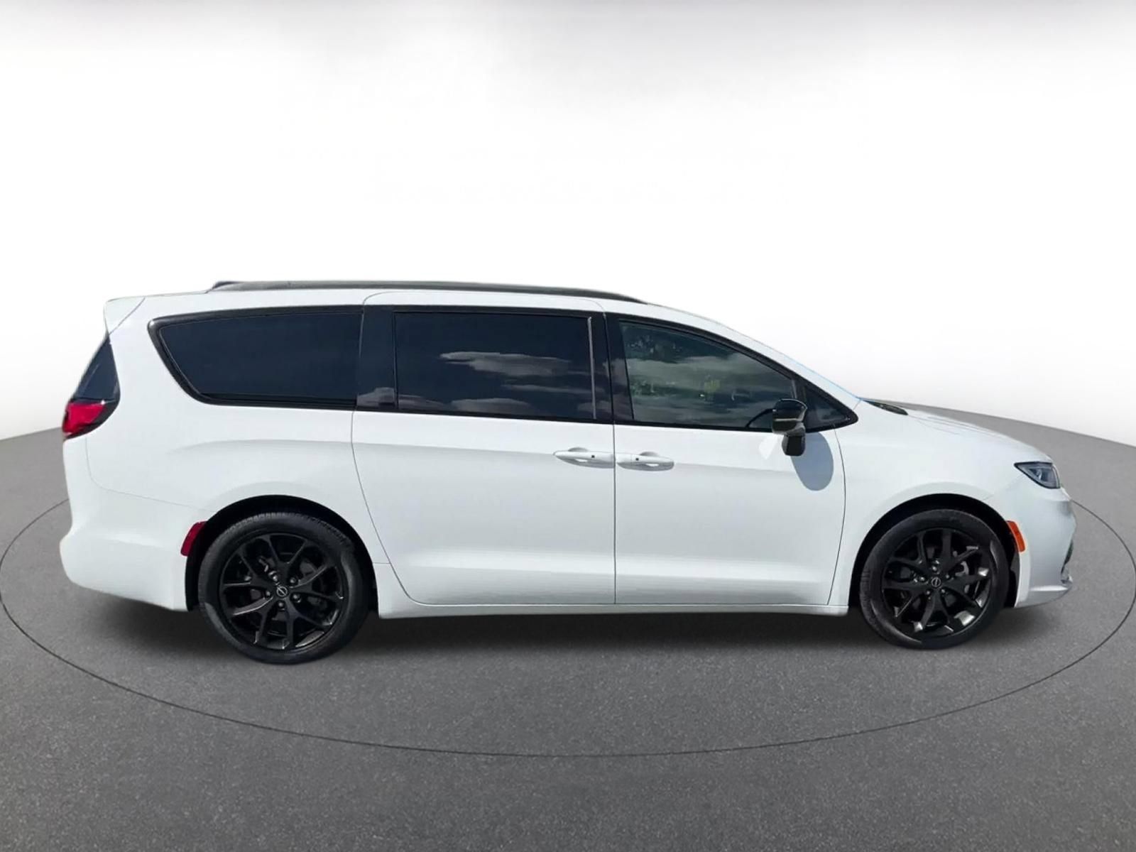Used 2025 Chrysler Pacifica Limited FWD image 15