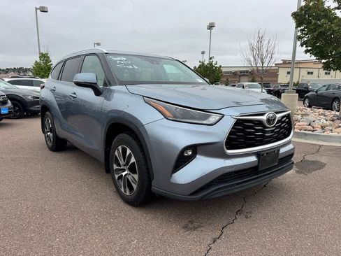 Used 2021 Toyota Highlander XLE AWD/4WD image 1