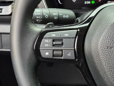 Used 2025 Honda Pilot EX-L image 9