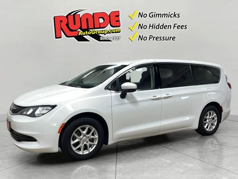 Used 2020 Chrysler Voyager LX image 1