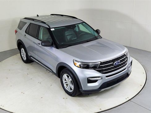 Used 2021 Ford Explorer XLT w/ Equipment Group 202A image 13