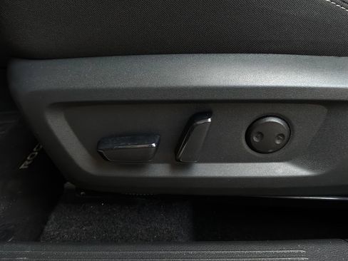 Used 2025 Nissan Rogue SV FWD image 11